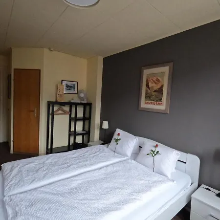 Отель Alpenrose And Gardens