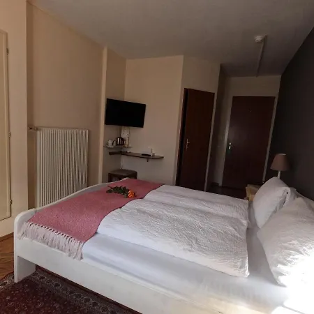 Отель Alpenrose And Gardens 2*