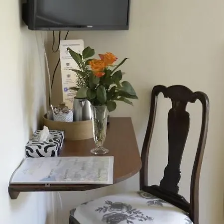 Отель Alpenrose And Gardens 2*