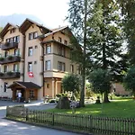 Alpenrose Hotel And Gardens